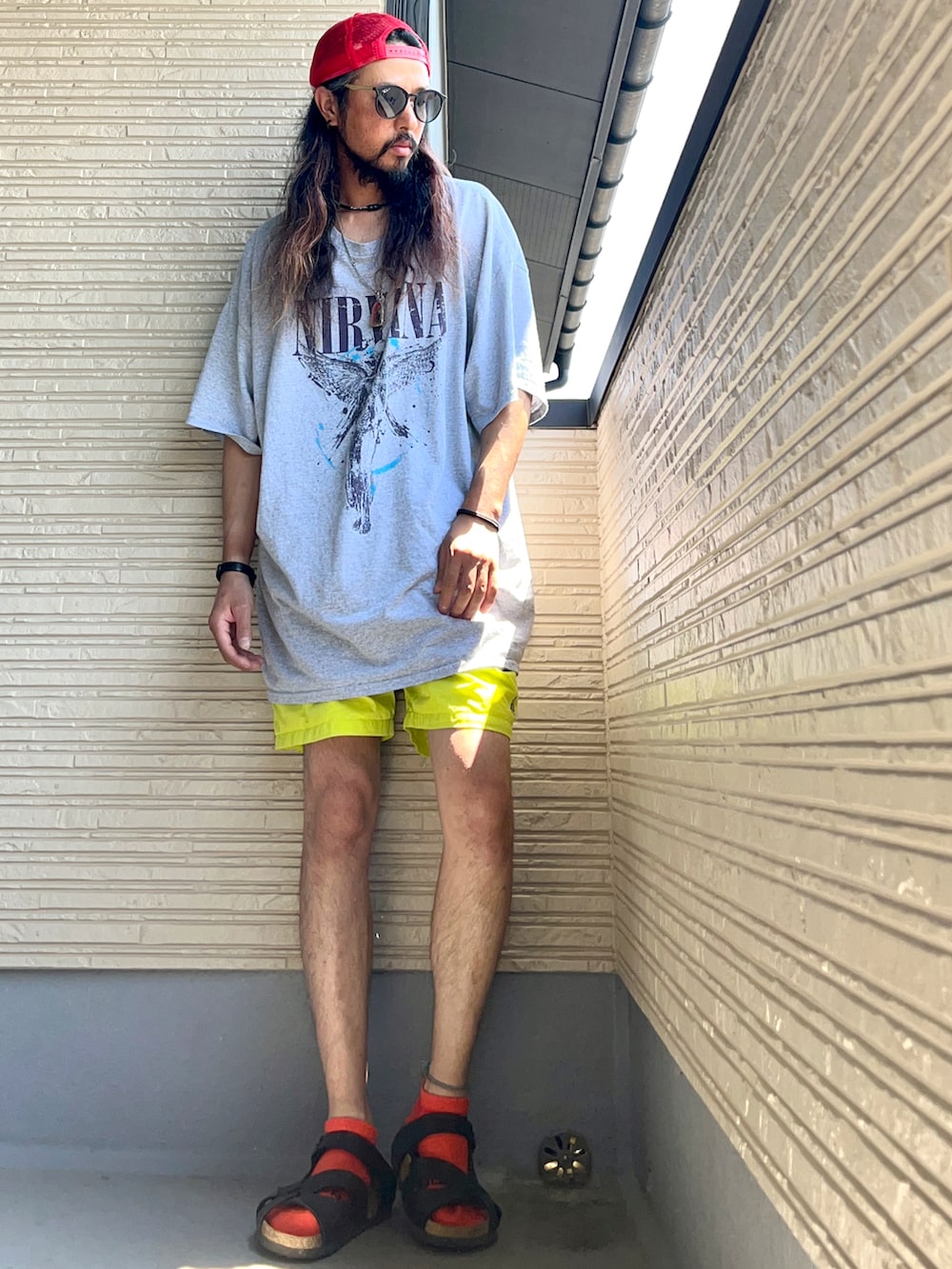 グレー系のTシャツ/カットソー、イエロー系のその他パンツ、ブラック系のシューズを着用したメンズの夏コーディネートの2枚目の写真