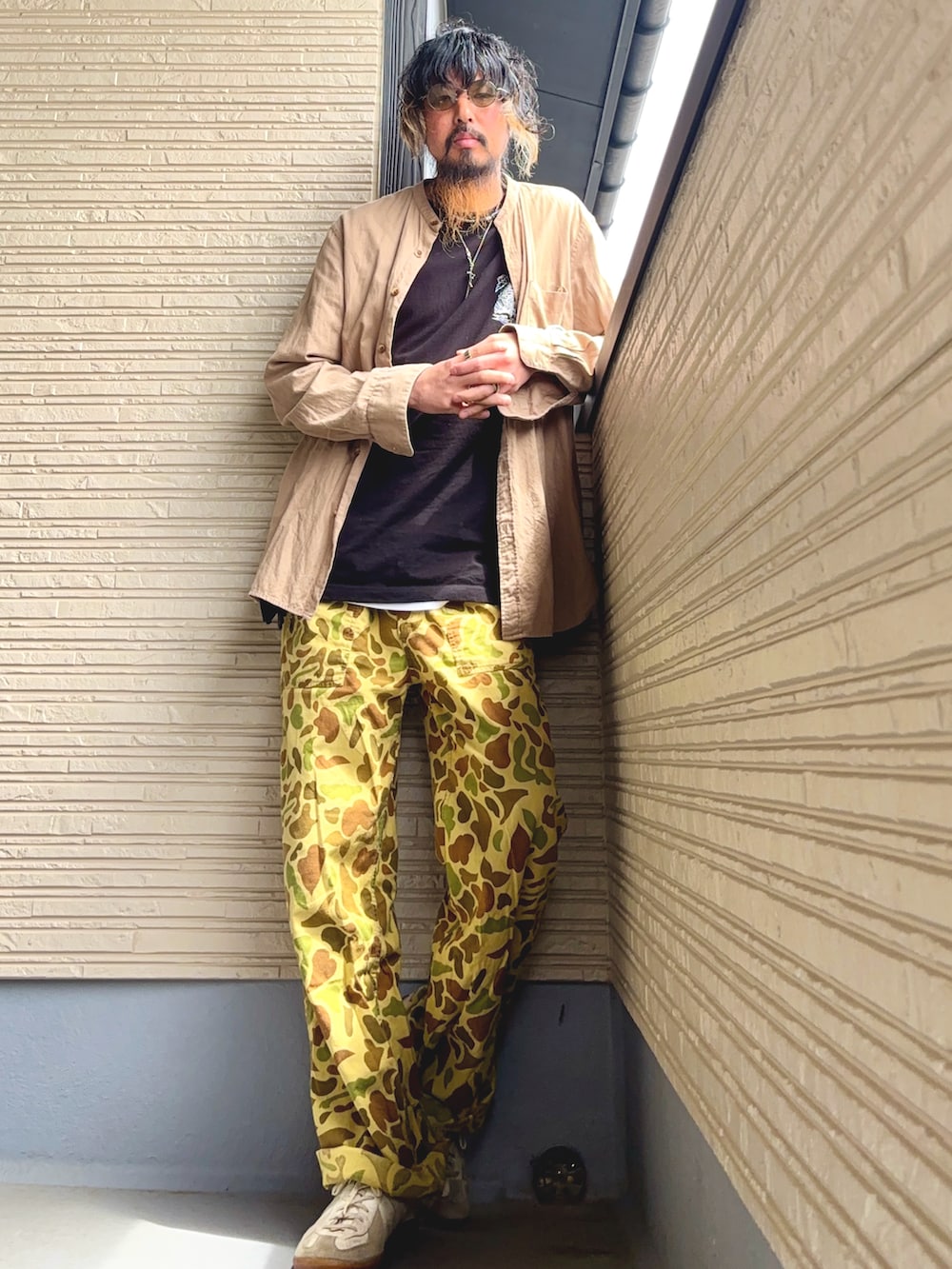 ブラック系のTシャツ/カットソー、その他のその他パンツ、ホワイト系のスニーカーを着用したメンズの春コーディネートの3枚目の写真