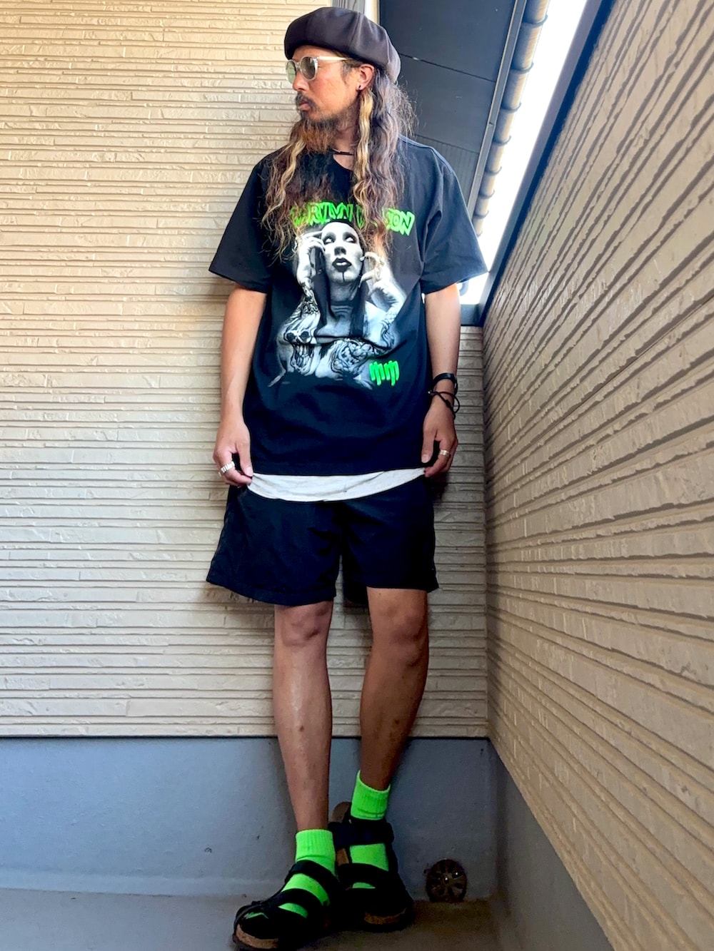 ブラック系のTシャツ/カットソー、ブラック系のその他パンツ、ブラック系のシューズを着用したメンズの夏コーディネートの2枚目の写真