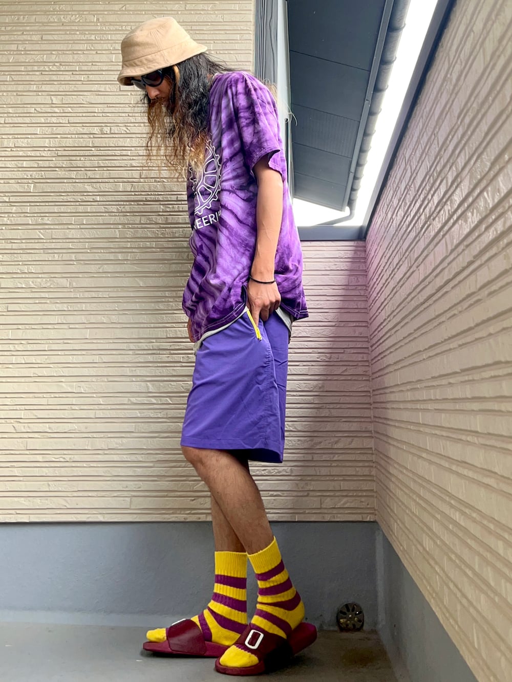 パープル系のTシャツ/カットソー、パープル系のその他パンツ、レッド系のサンダルを着用したメンズの夏コーディネートの2枚目の写真