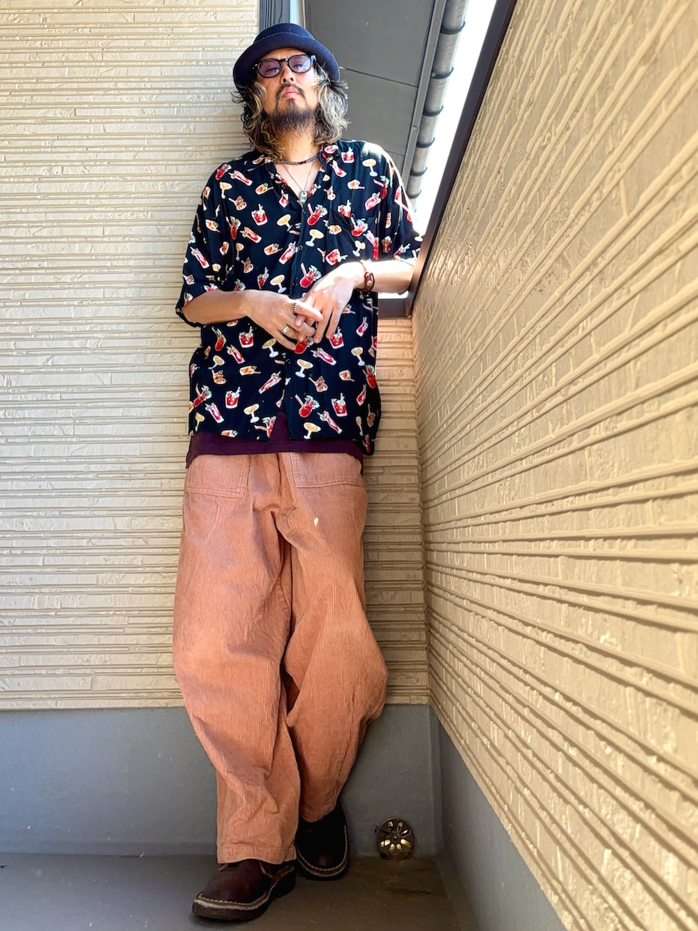 ブラック系のシャツ/ブラウス、ピンク系のその他パンツ、ブラウン系のシューズを着用したメンズの夏コーディネートの2枚目の写真