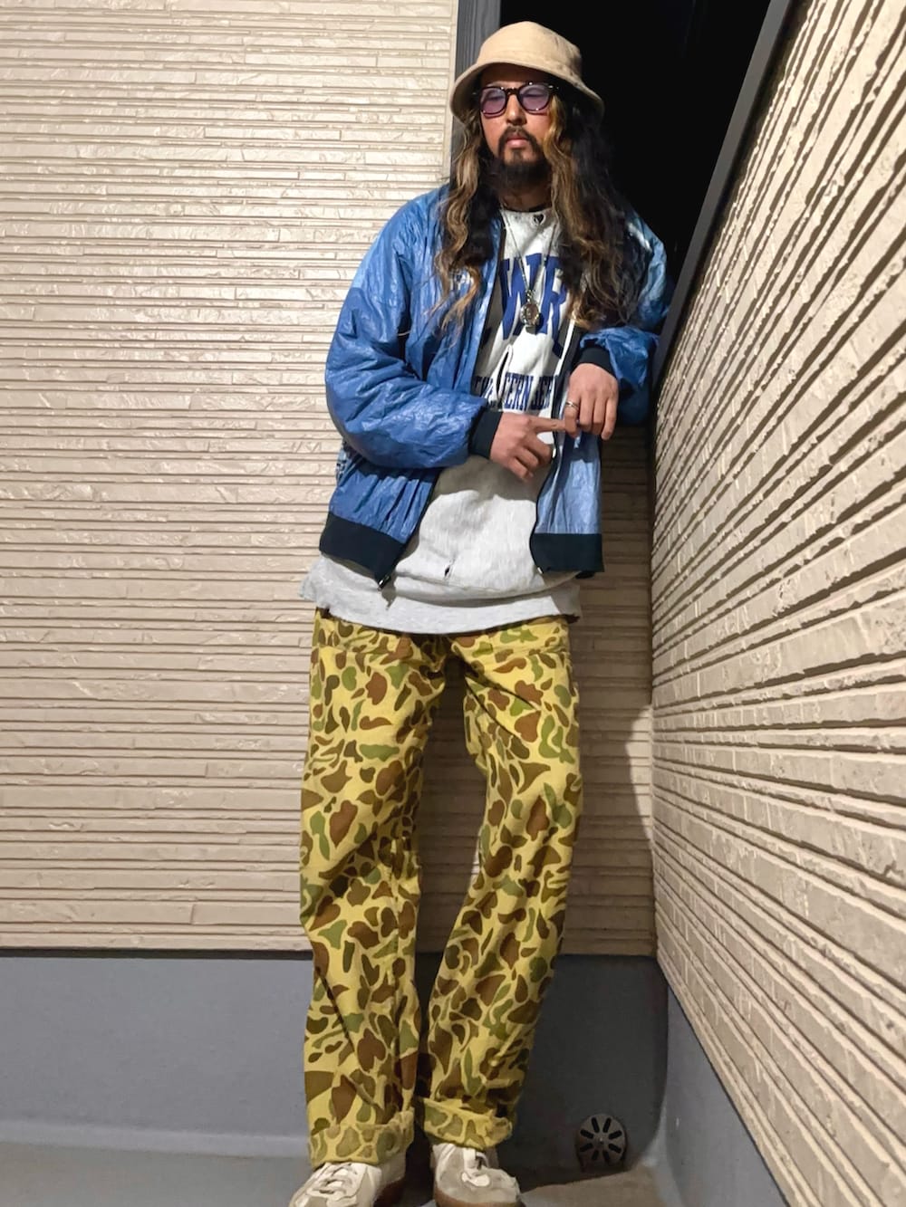 ブルー系のジャケット/アウター、グレー系のスウェット、その他のその他パンツを着用したメンズの春コーディネートの3枚目の写真