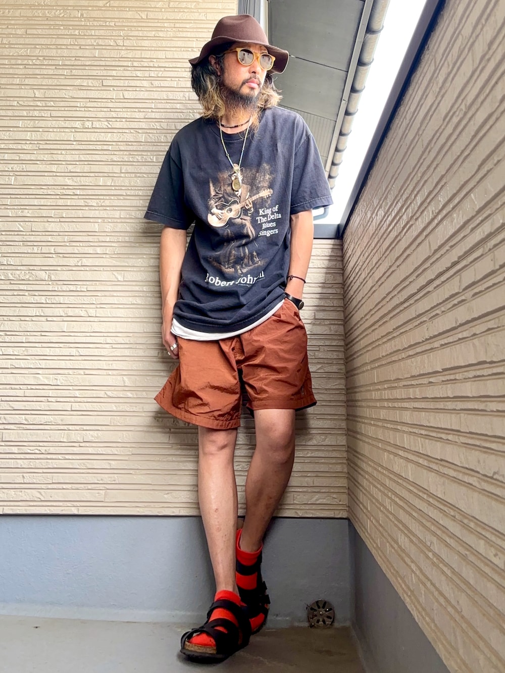 ブラック系のTシャツ/カットソー、ブラウン系のその他パンツ、ブラック系のシューズを着用したメンズの夏コーディネートの2枚目の写真