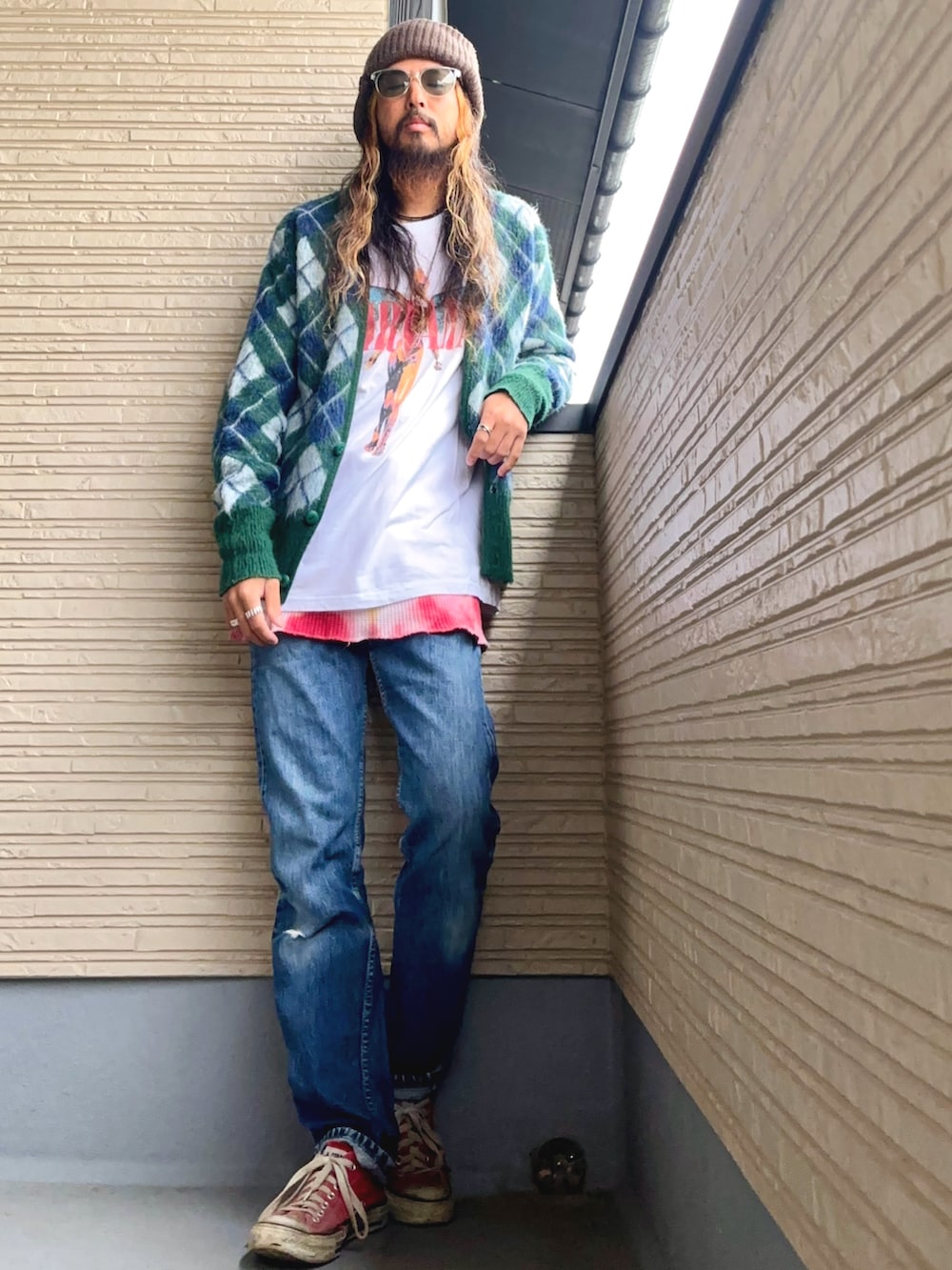 グリーン系のカーディガン/ボレロ、ホワイト系のTシャツ/カットソー、ブルー系のデニムパンツを着用したメンズの秋コーディネートの3枚目の写真