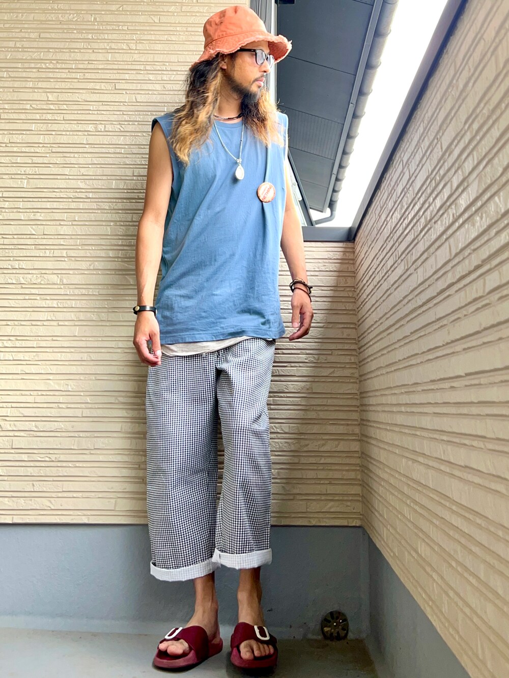 ブルー系のTシャツ/カットソー、ホワイト系のその他パンツ、レッド系のサンダルを着用したメンズの夏コーディネートの2枚目の写真