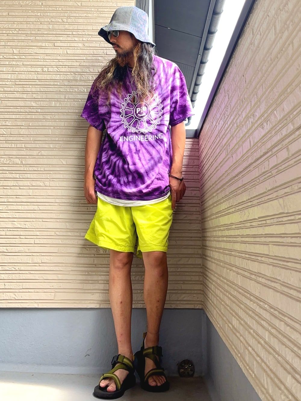 パープル系のTシャツ/カットソー、イエロー系のその他パンツ、グリーン系のサンダルを着用したメンズの夏コーディネートの4枚目の写真