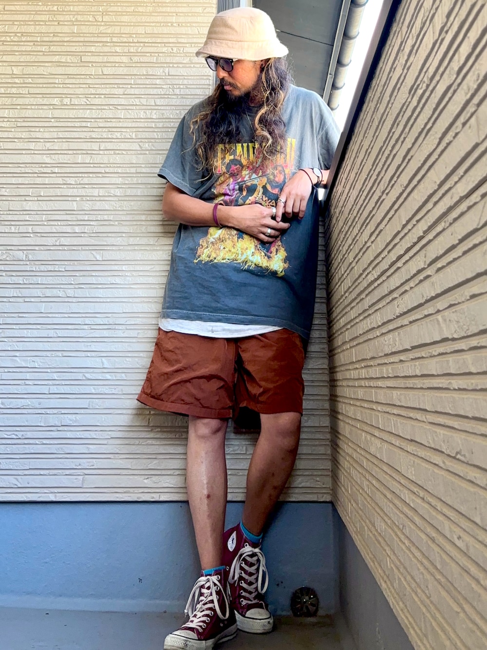 ブラック系のTシャツ/カットソー、ブラウン系のその他パンツ、レッド系のスニーカーを着用したメンズの夏コーディネートの2枚目の写真