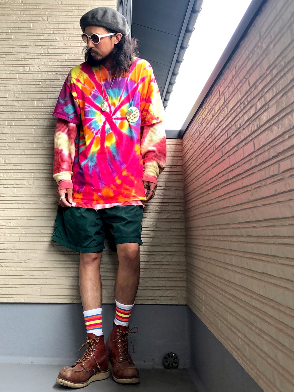 その他のTシャツ/カットソー、グリーン系のその他パンツ、ブラウン系のシューズを着用したメンズの夏コーディネートの3枚目の写真