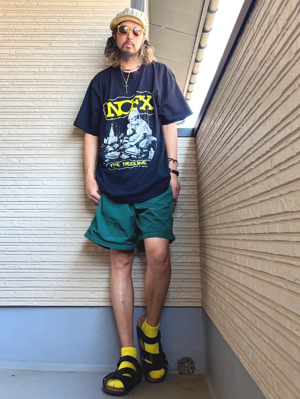 ブラック系のTシャツ/カットソー、グリーン系のその他パンツ、ブラック系のシューズを着用したメンズの秋コーディネートの2枚目の写真