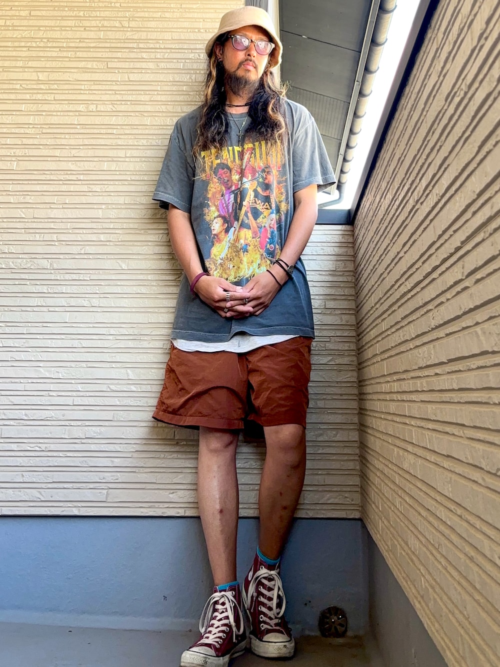 ブラック系のTシャツ/カットソー、ブラウン系のその他パンツ、レッド系のスニーカーを着用したメンズの夏コーディネートの4枚目の写真