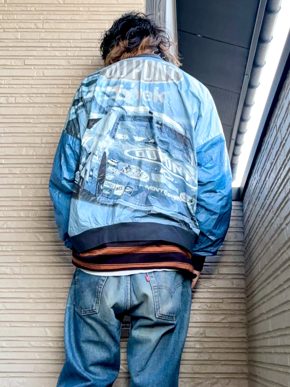 ブラック系のTシャツ/カットソー、ブルー系のパンツ、イエロー系のスニーカーを着用したメンズの春コーディネートの5枚目の写真