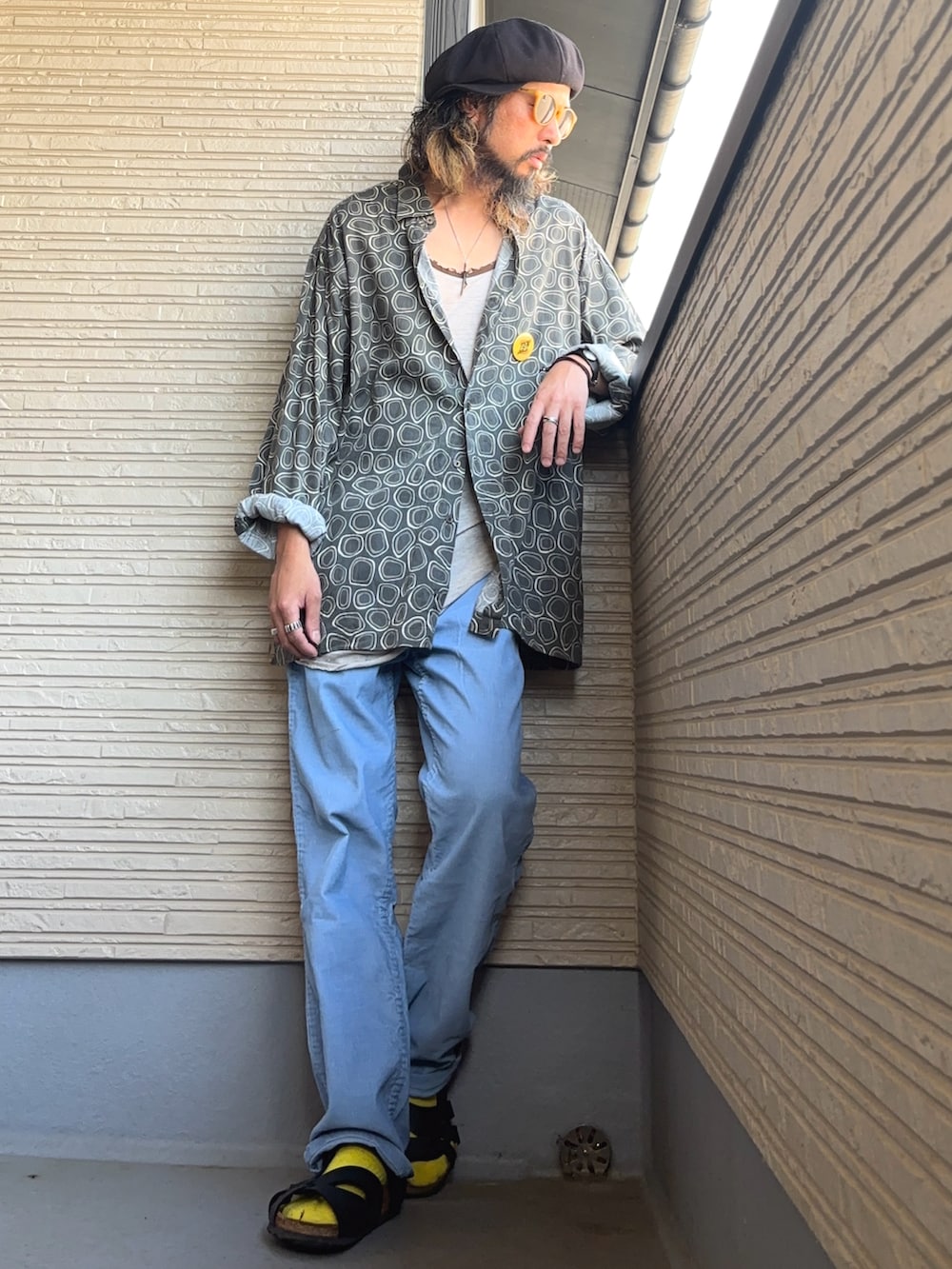 グリーン系のシャツ/ブラウス、ブルー系のその他パンツ、ブラック系のシューズを着用したメンズの秋コーディネートの3枚目の写真