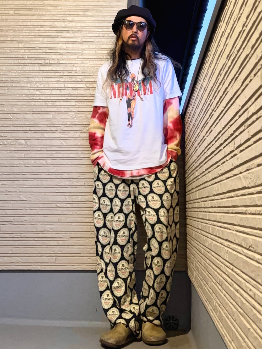 ホワイト系のTシャツ/カットソー、ブルー系のデニムジャケット、ブラック系のその他パンツを着用したメンズの春コーディネートの3枚目の写真