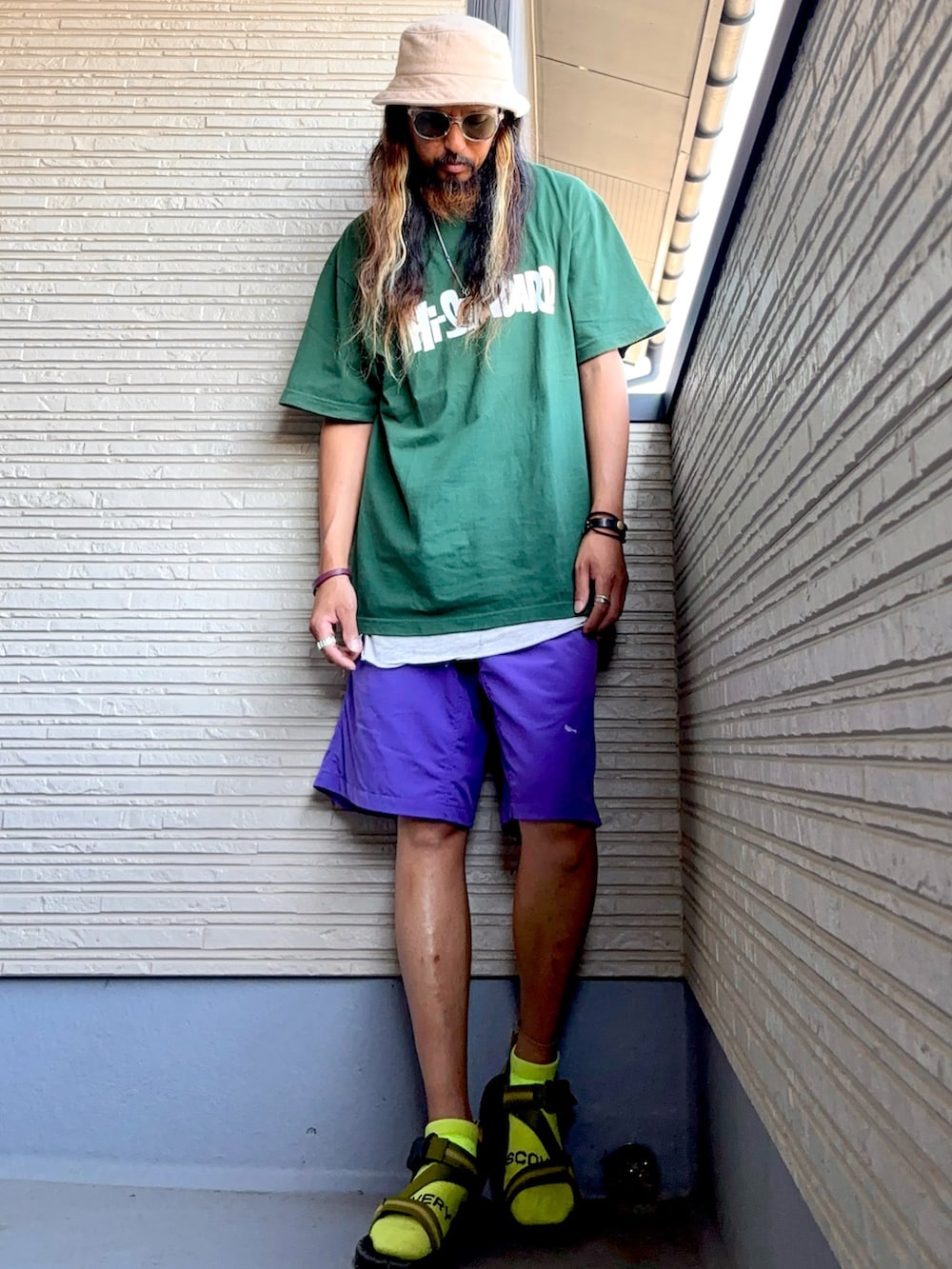 グリーン系のTシャツ/カットソー、パープル系のその他パンツ、グリーン系のサンダルを着用したメンズの夏コーディネートの2枚目の写真