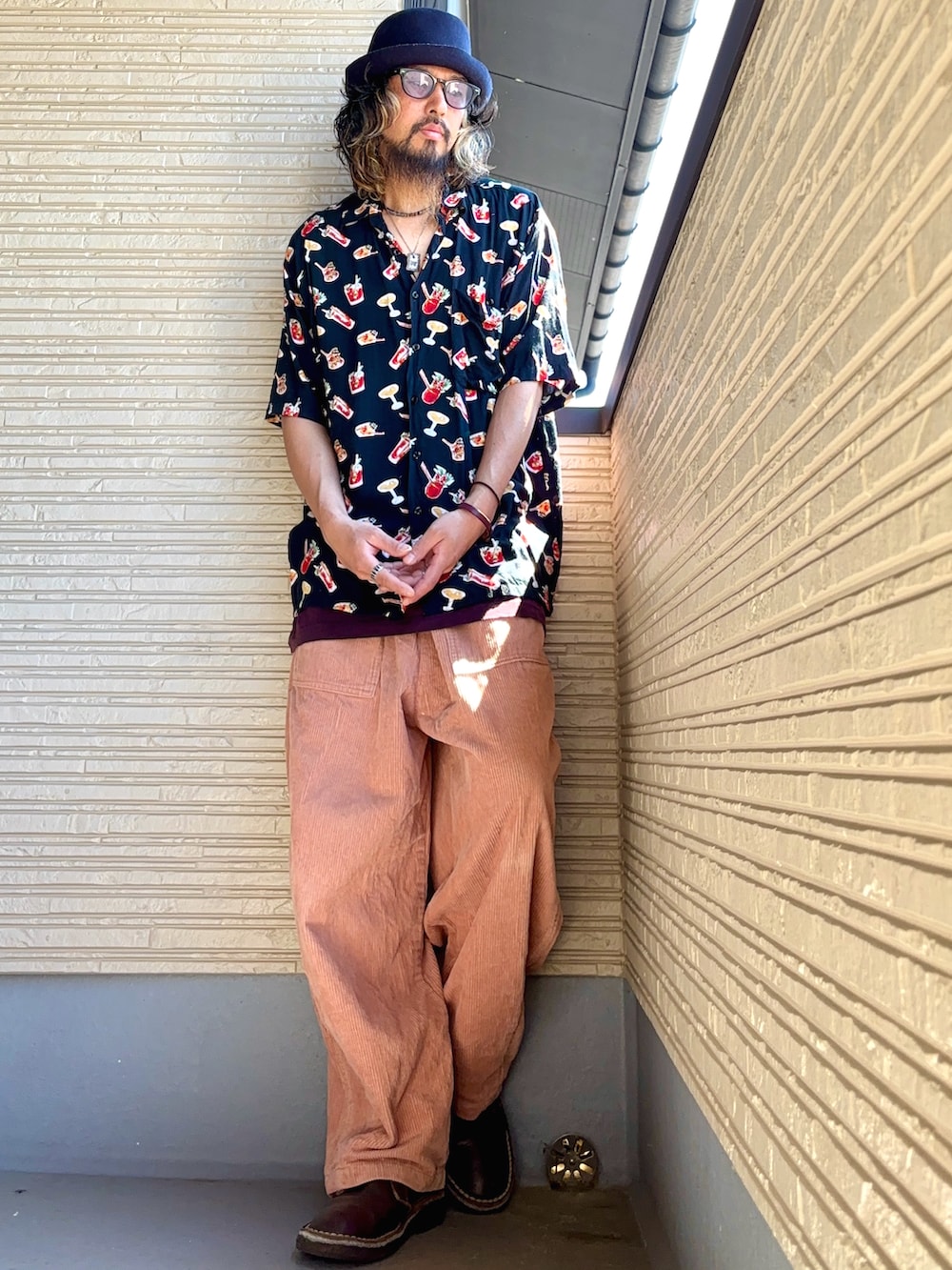 ブラック系のシャツ/ブラウス、ピンク系のその他パンツ、ブラウン系のシューズを着用したメンズの夏コーディネートの3枚目の写真