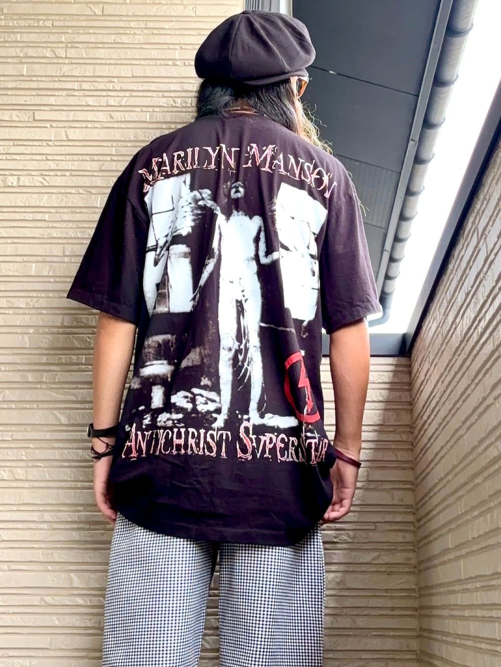 ブラック系のTシャツ/カットソー、ホワイト系のその他パンツ、レッド系のスニーカーを着用したメンズの夏コーディネートの5枚目の写真