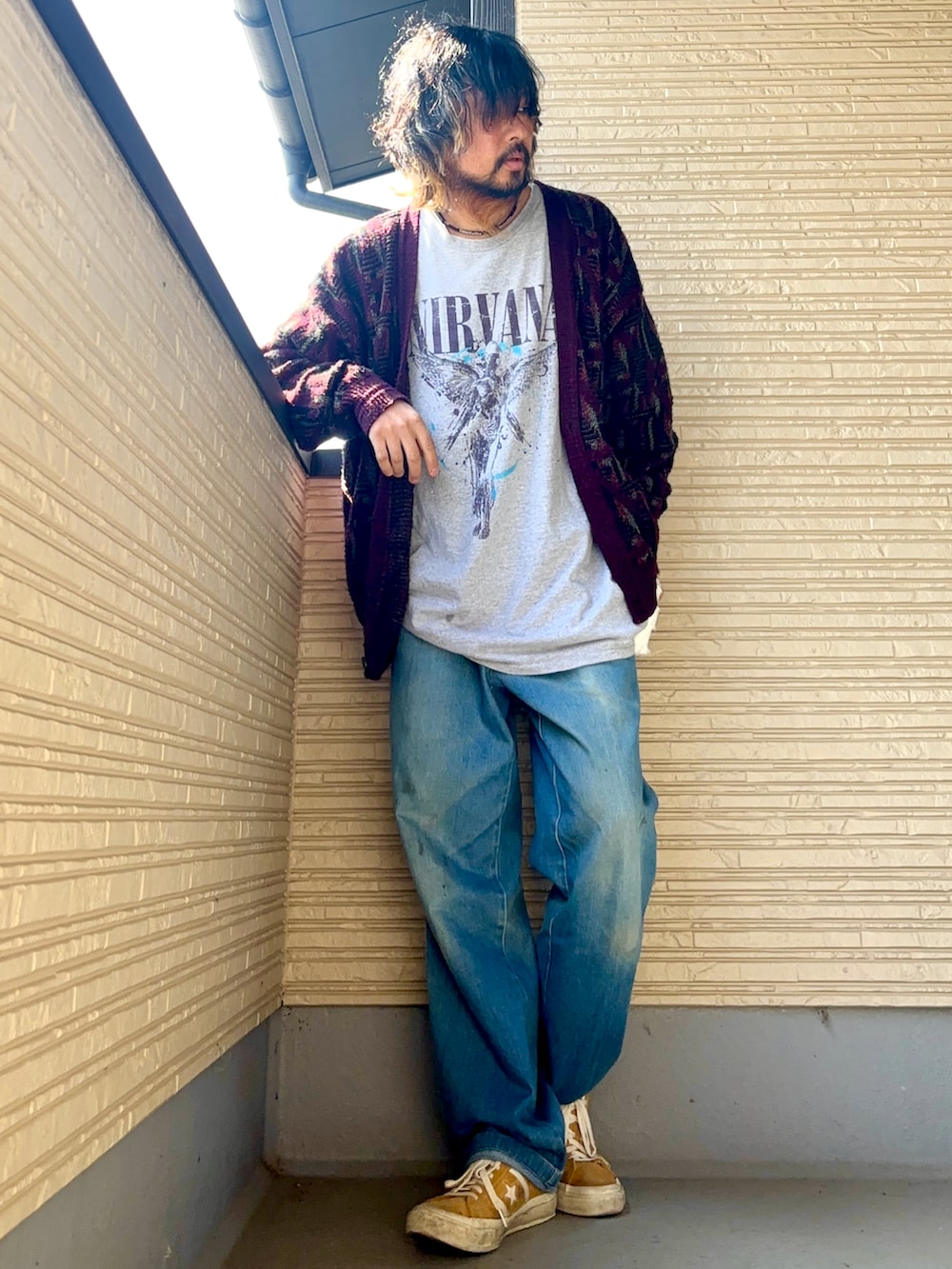 グレー系のTシャツ/カットソー、パープル系のカーディガン/ボレロ、ブルー系のデニムパンツを着用したメンズの春コーディネートの3枚目の写真