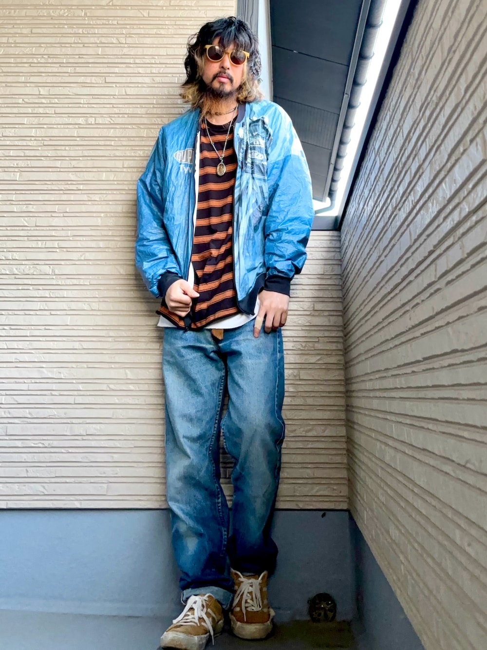ブラック系のTシャツ/カットソー、ブルー系のパンツ、イエロー系のスニーカーを着用したメンズの春コーディネートの4枚目の写真