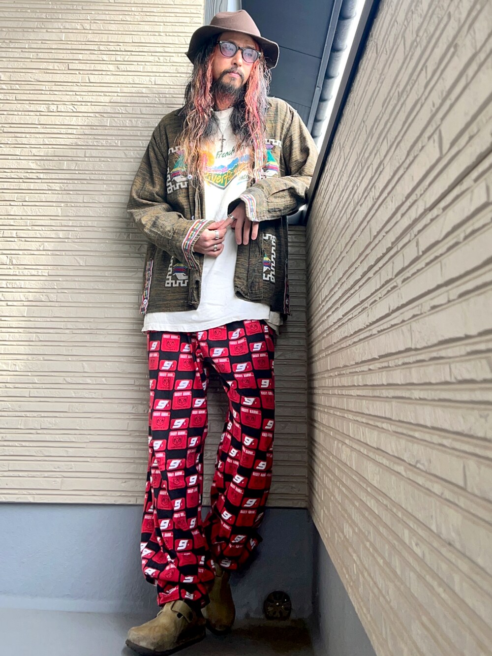 グリーン系のシャツ/ブラウス、ホワイト系のTシャツ/カットソー、レッド系のその他パンツを着用したメンズの冬コーディネートの3枚目の写真