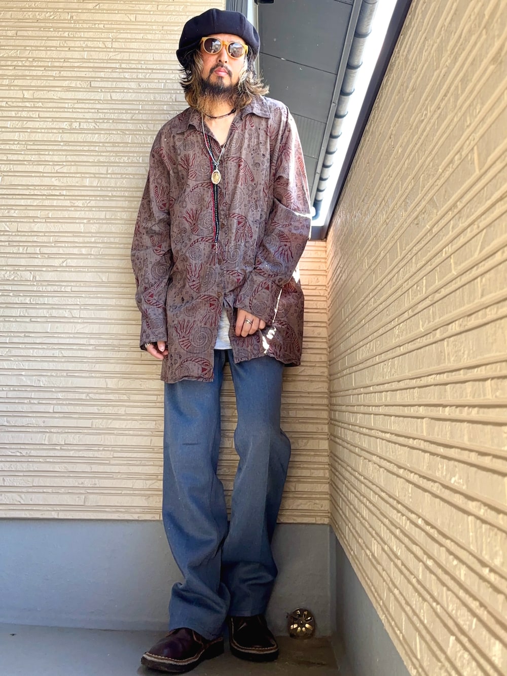 ブラウン系のシャツ/ブラウス、ブルー系のスラックス、ブラウン系のシューズを着用したメンズの夏コーディネートの2枚目の写真