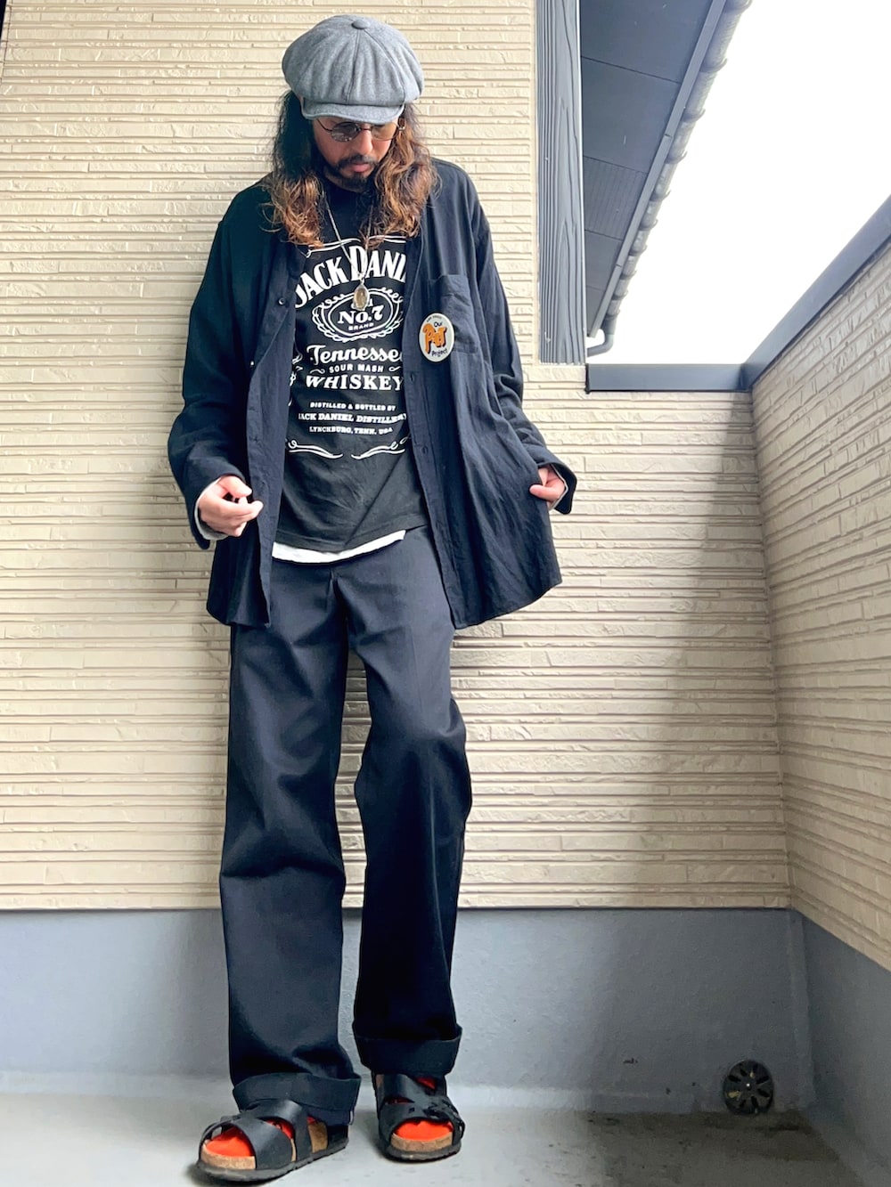 ブラック系のTシャツ/カットソー、ブラック系のチノパンツ、ブラック系のシューズを着用したメンズの春コーディネートの3枚目の写真