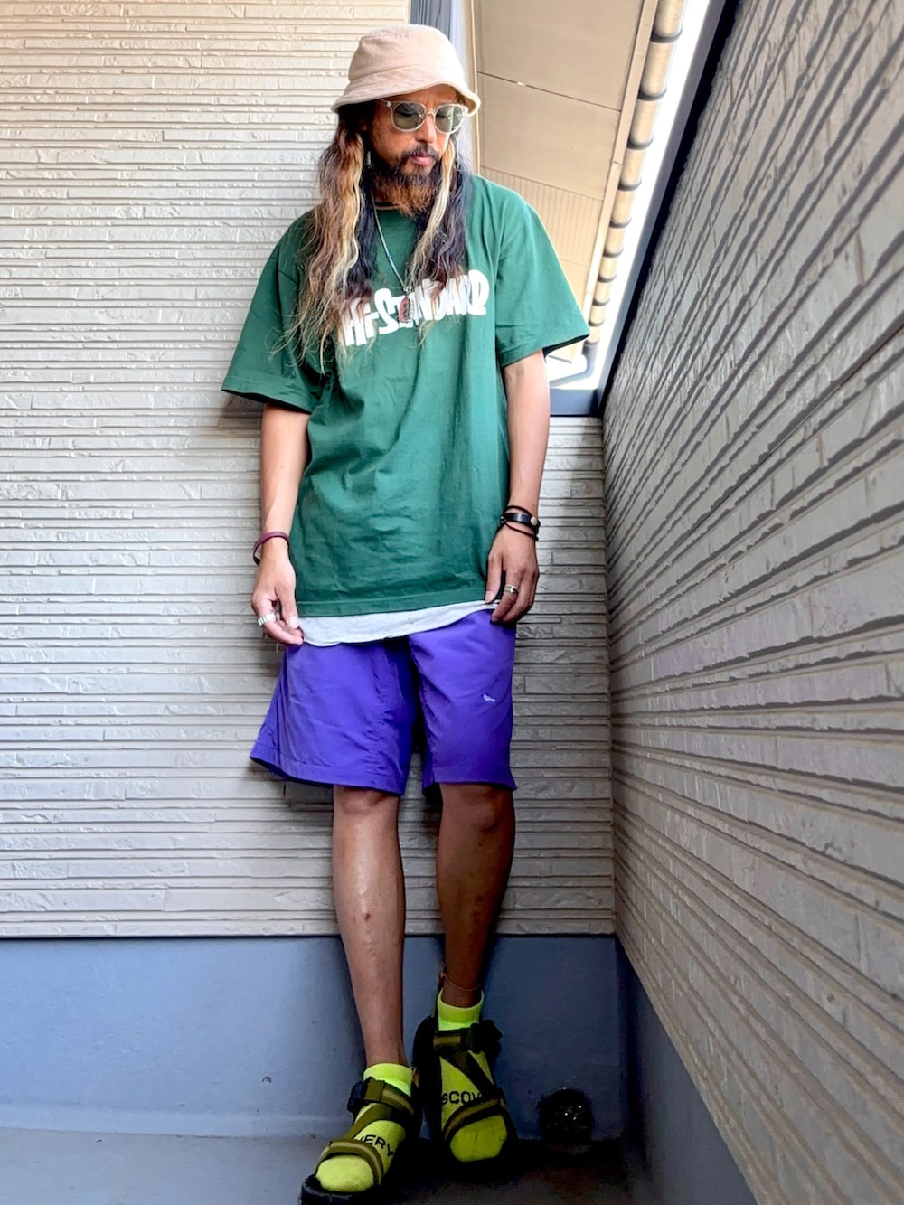 グリーン系のTシャツ/カットソー、パープル系のその他パンツ、グリーン系のサンダルを着用したメンズの夏コーディネートの3枚目の写真