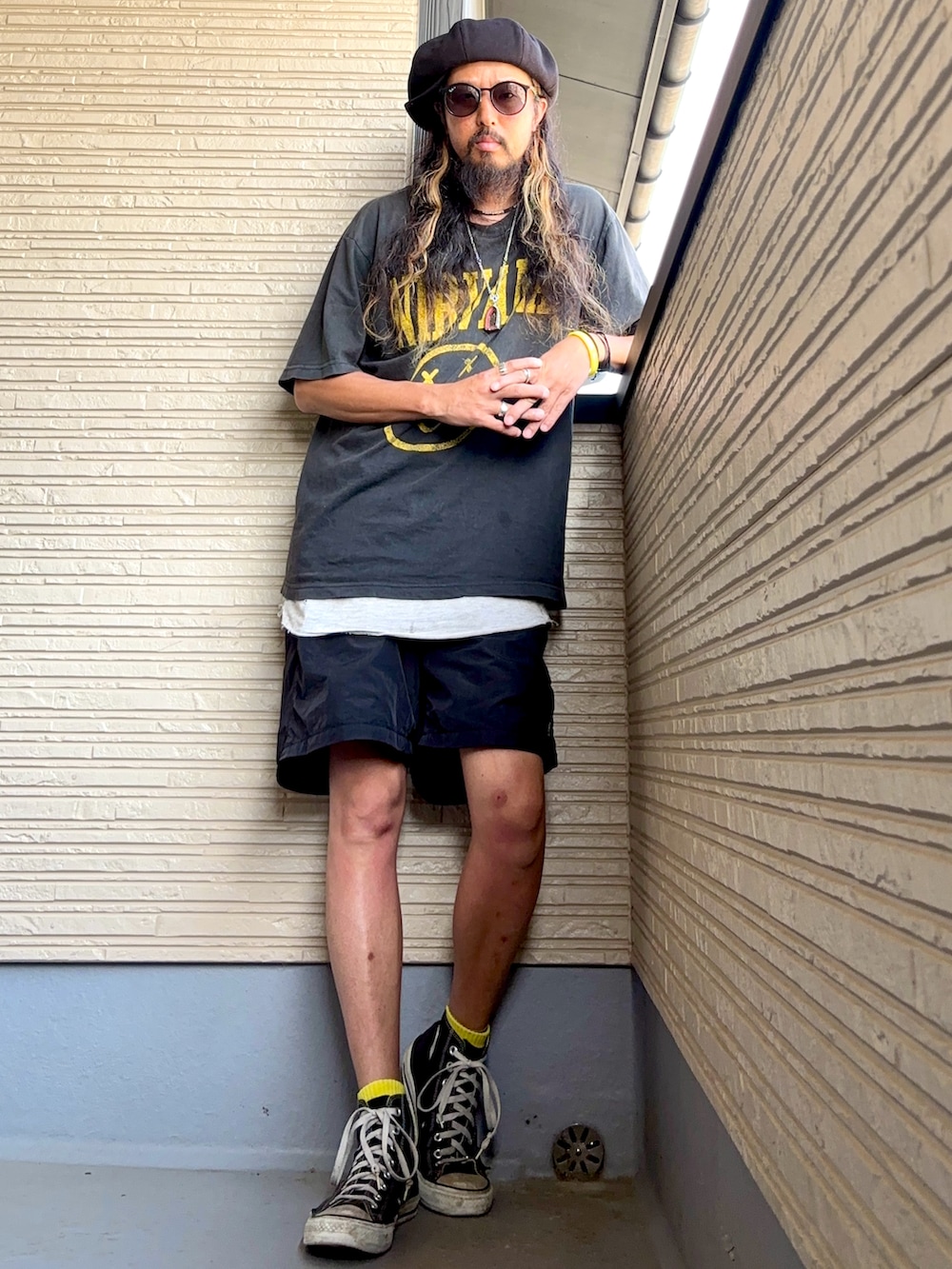 ブラック系のTシャツ/カットソー、ブラック系のその他パンツ、ブラック系のスニーカーを着用したメンズの夏コーディネートの3枚目の写真