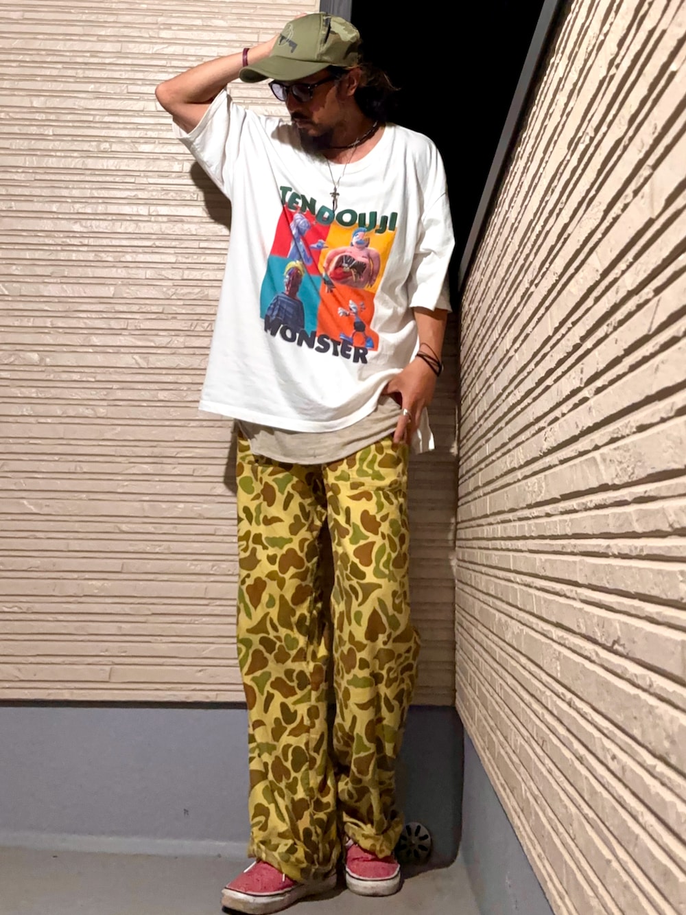 ホワイト系のTシャツ/カットソー、その他のその他パンツ、ピンク系のスニーカーを着用したメンズの夏コーディネートの2枚目の写真