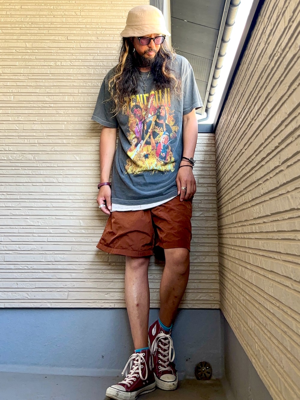 ブラック系のTシャツ/カットソー、ブラウン系のその他パンツ、レッド系のスニーカーを着用したメンズの夏コーディネートの3枚目の写真