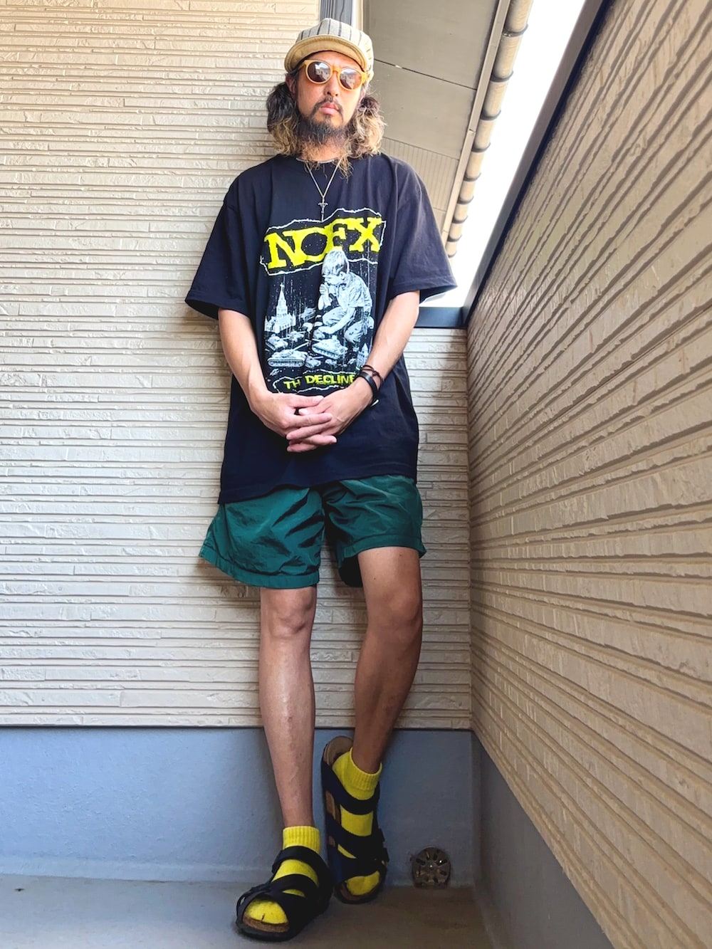 ブラック系のTシャツ/カットソー、グリーン系のその他パンツ、ブラック系のシューズを着用したメンズの秋コーディネートの3枚目の写真