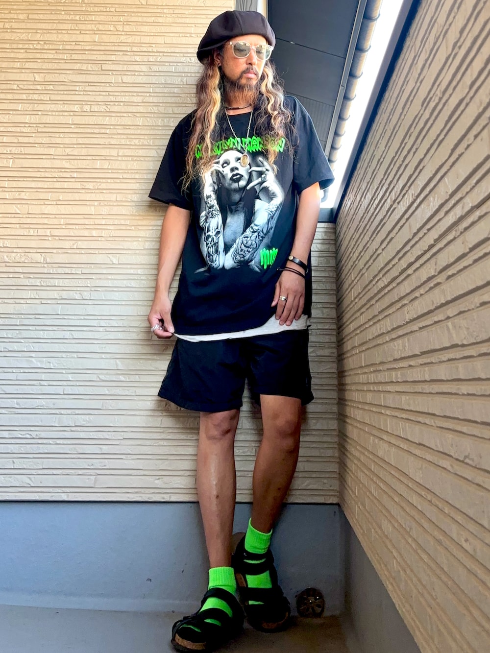 ブラック系のTシャツ/カットソー、ブラック系のその他パンツ、ブラック系のシューズを着用したメンズの夏コーディネートの3枚目の写真