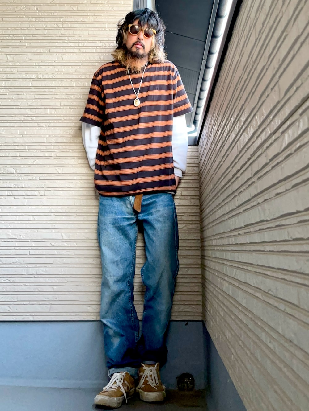 ブラック系のTシャツ/カットソー、ブルー系のパンツ、イエロー系のスニーカーを着用したメンズの春コーディネートの3枚目の写真