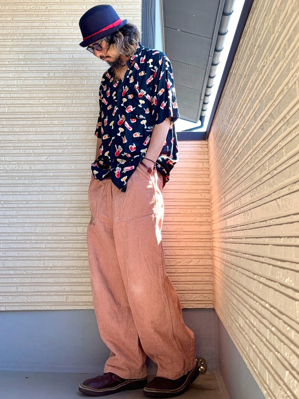 ブラック系のシャツ/ブラウス、ピンク系のその他パンツ、ブラウン系のシューズを着用したメンズの夏コーディネートの4枚目の写真