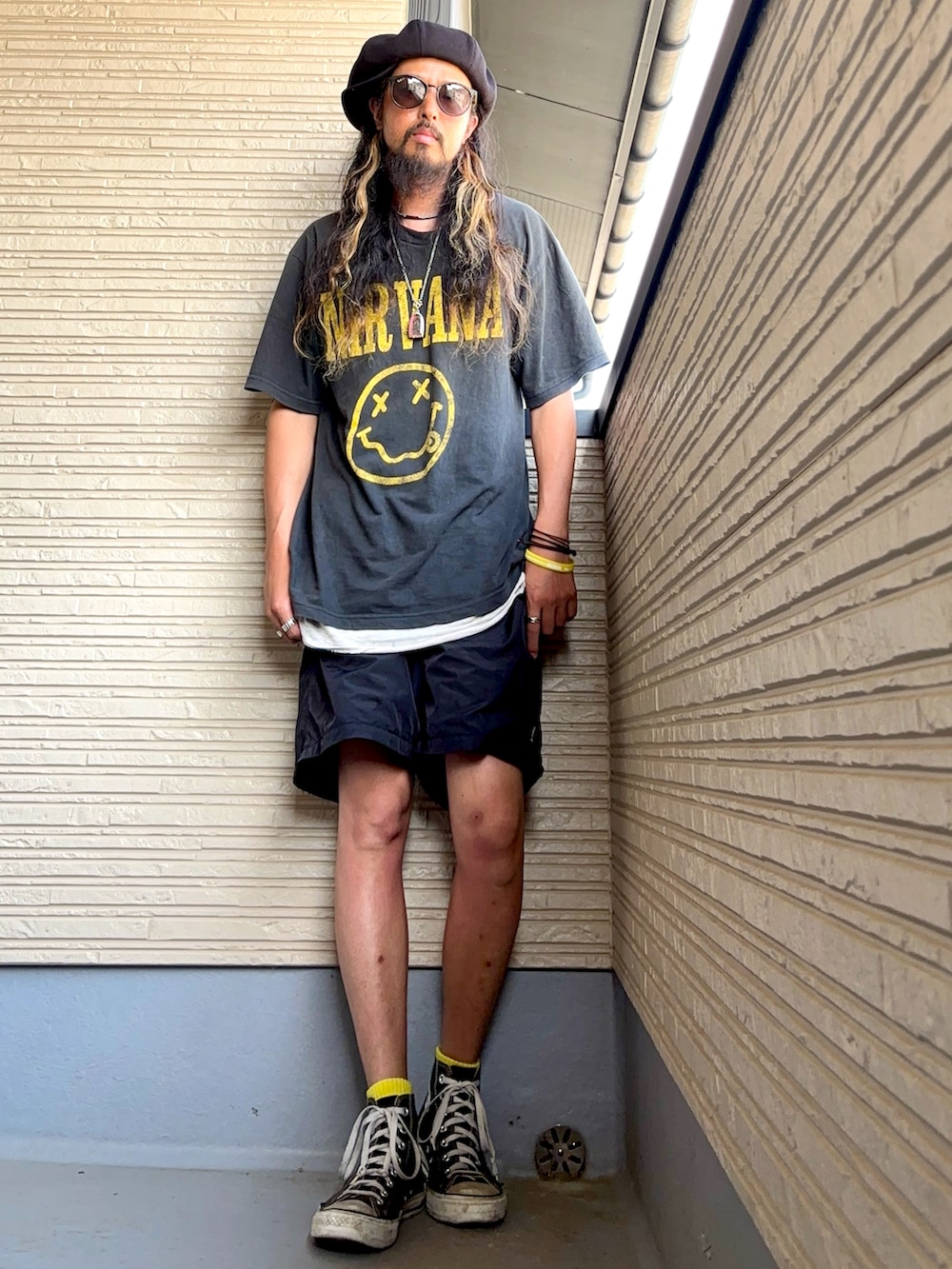 ブラック系のTシャツ/カットソー、ブラック系のその他パンツ、ブラック系のスニーカーを着用したメンズの夏コーディネートの4枚目の写真