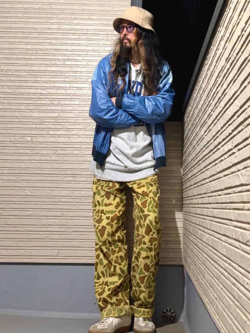 ブルー系のジャケット/アウター、グレー系のスウェット、その他のその他パンツを着用したメンズの春コーディネートの2枚目の写真