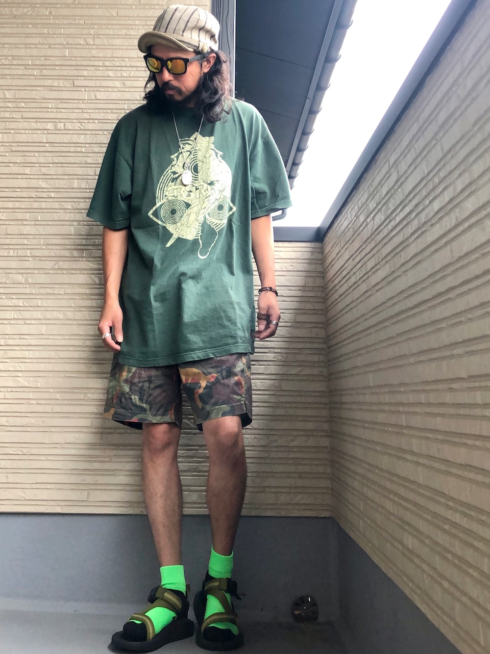 グリーン系のTシャツ/カットソー、グリーン系のその他パンツ、グリーン系のサンダルを着用したメンズの夏コーディネートの3枚目の写真