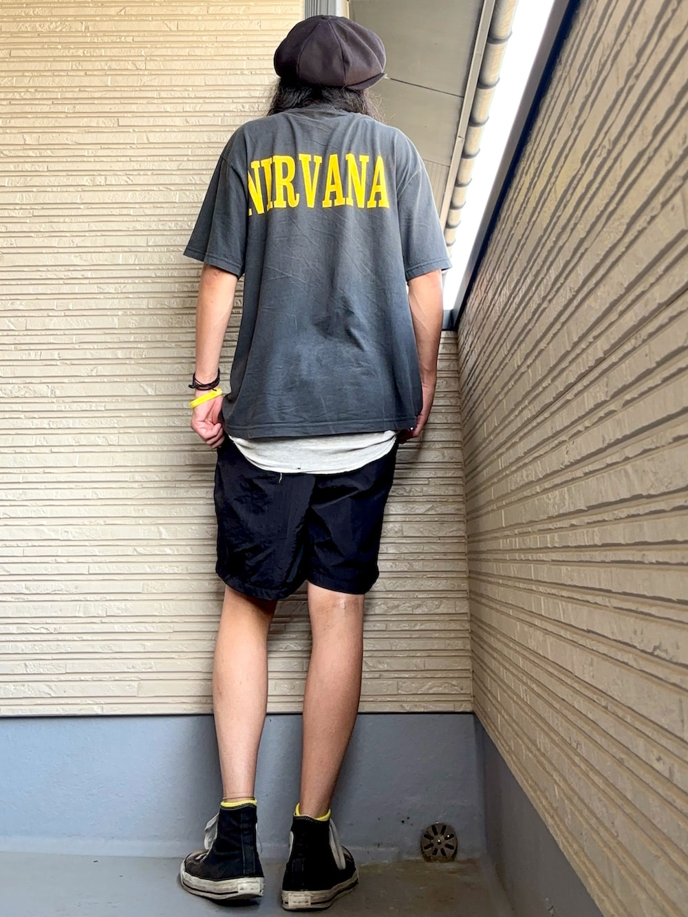 ブラック系のTシャツ/カットソー、ブラック系のその他パンツ、ブラック系のスニーカーを着用したメンズの夏コーディネートの2枚目の写真