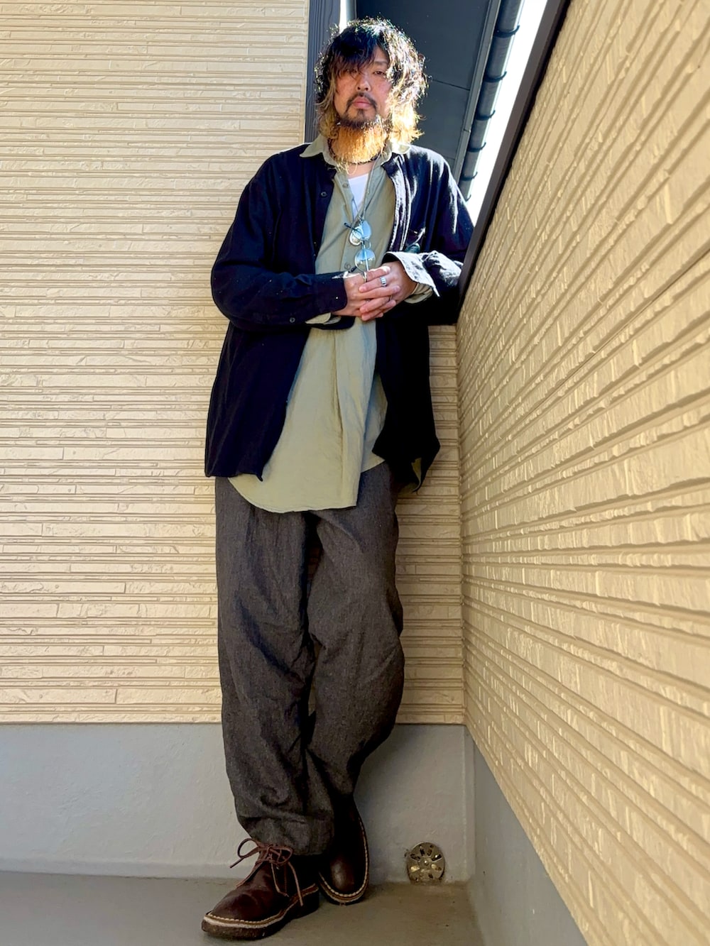 グリーン系のシャツ/ブラウス、グレー系のスラックス、ブラウン系のシューズを着用したメンズの春コーディネートの3枚目の写真