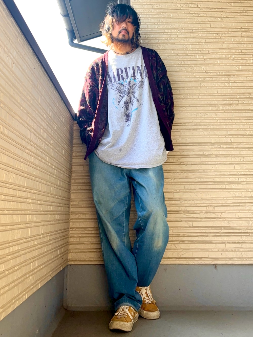 グレー系のTシャツ/カットソー、パープル系のカーディガン/ボレロ、ブルー系のデニムパンツを着用したメンズの春コーディネートの2枚目の写真