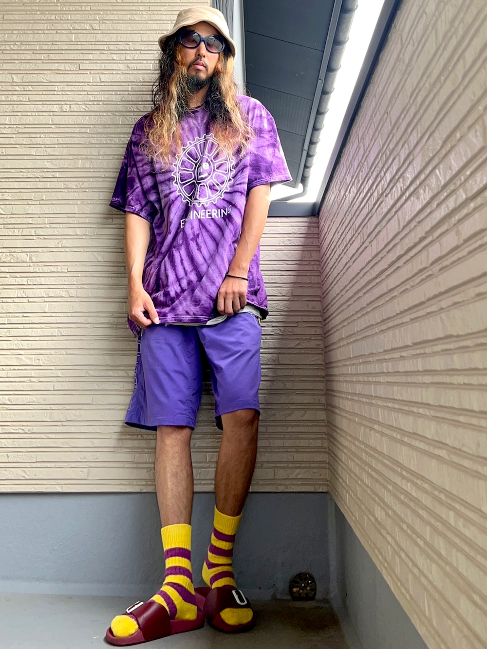 パープル系のTシャツ/カットソー、パープル系のその他パンツ、レッド系のサンダルを着用したメンズの夏コーディネートの3枚目の写真