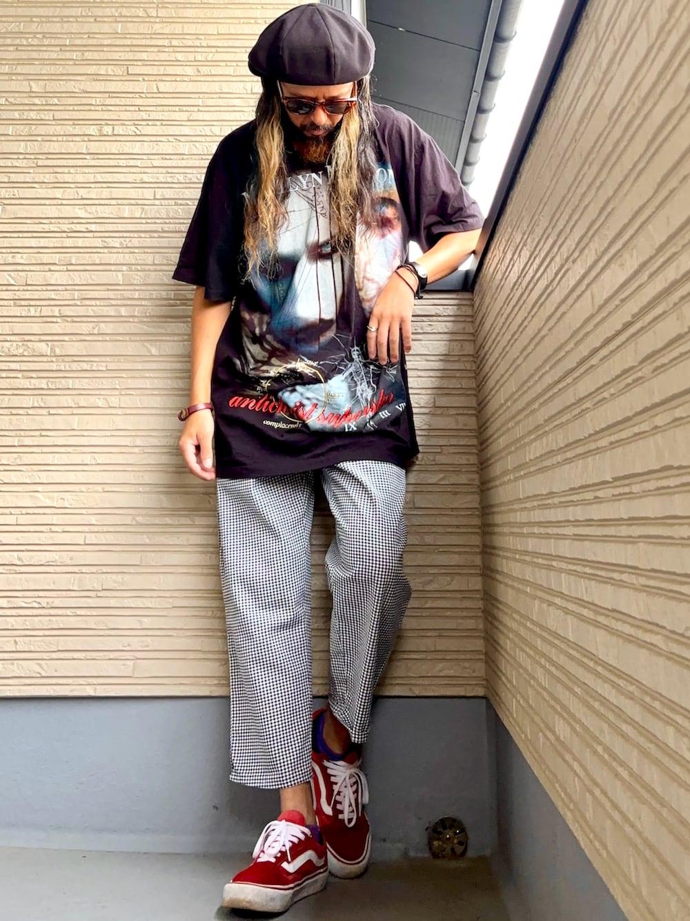 ブラック系のTシャツ/カットソー、ホワイト系のその他パンツ、レッド系のスニーカーを着用したメンズの夏コーディネートの4枚目の写真