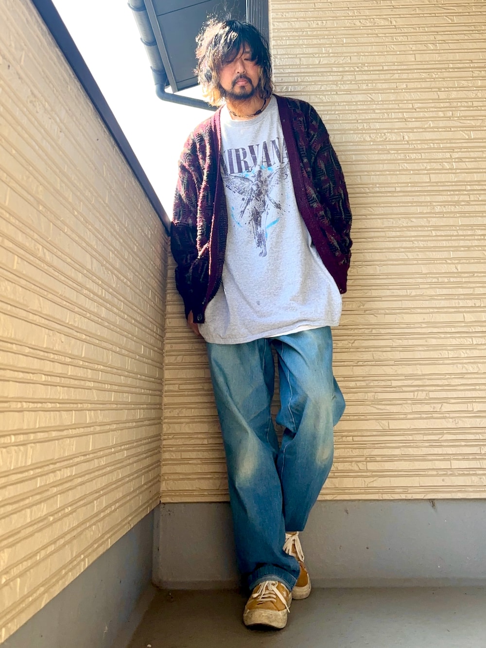 グレー系のTシャツ/カットソー、パープル系のカーディガン/ボレロ、ブルー系のデニムパンツを着用したメンズの春コーディネートの4枚目の写真