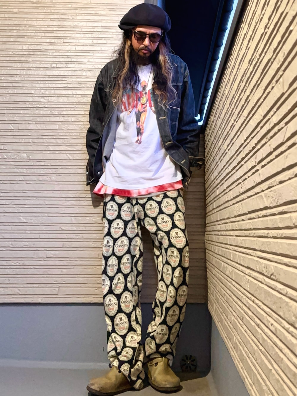 ホワイト系のTシャツ/カットソー、ブルー系のデニムジャケット、ブラック系のその他パンツを着用したメンズの春コーディネートの2枚目の写真