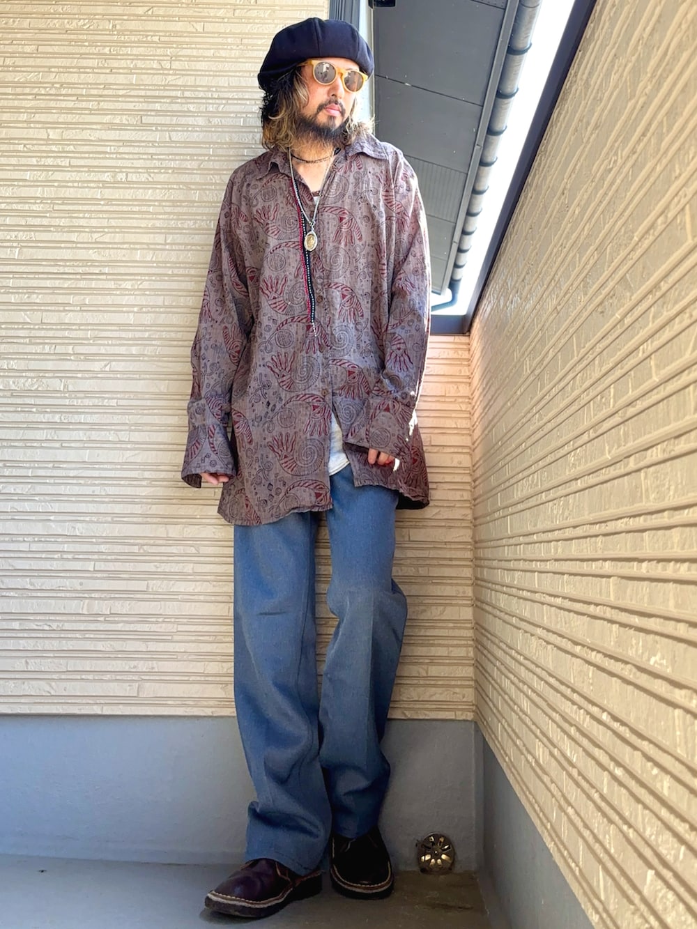 ブラウン系のシャツ/ブラウス、ブルー系のスラックス、ブラウン系のシューズを着用したメンズの夏コーディネートの4枚目の写真