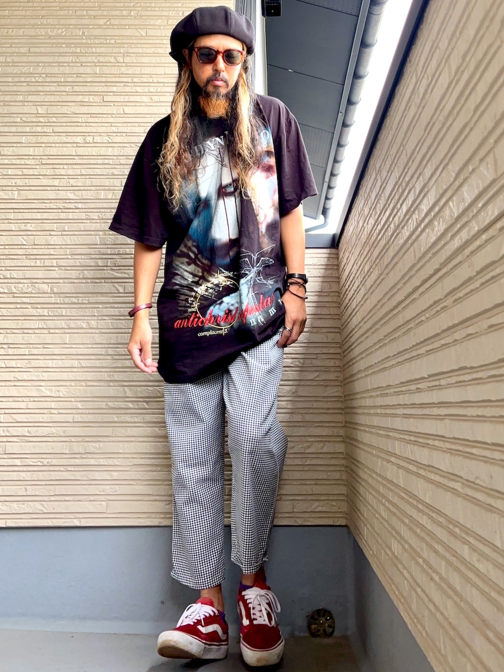 ブラック系のTシャツ/カットソー、ホワイト系のその他パンツ、レッド系のスニーカーを着用したメンズの夏コーディネートの3枚目の写真