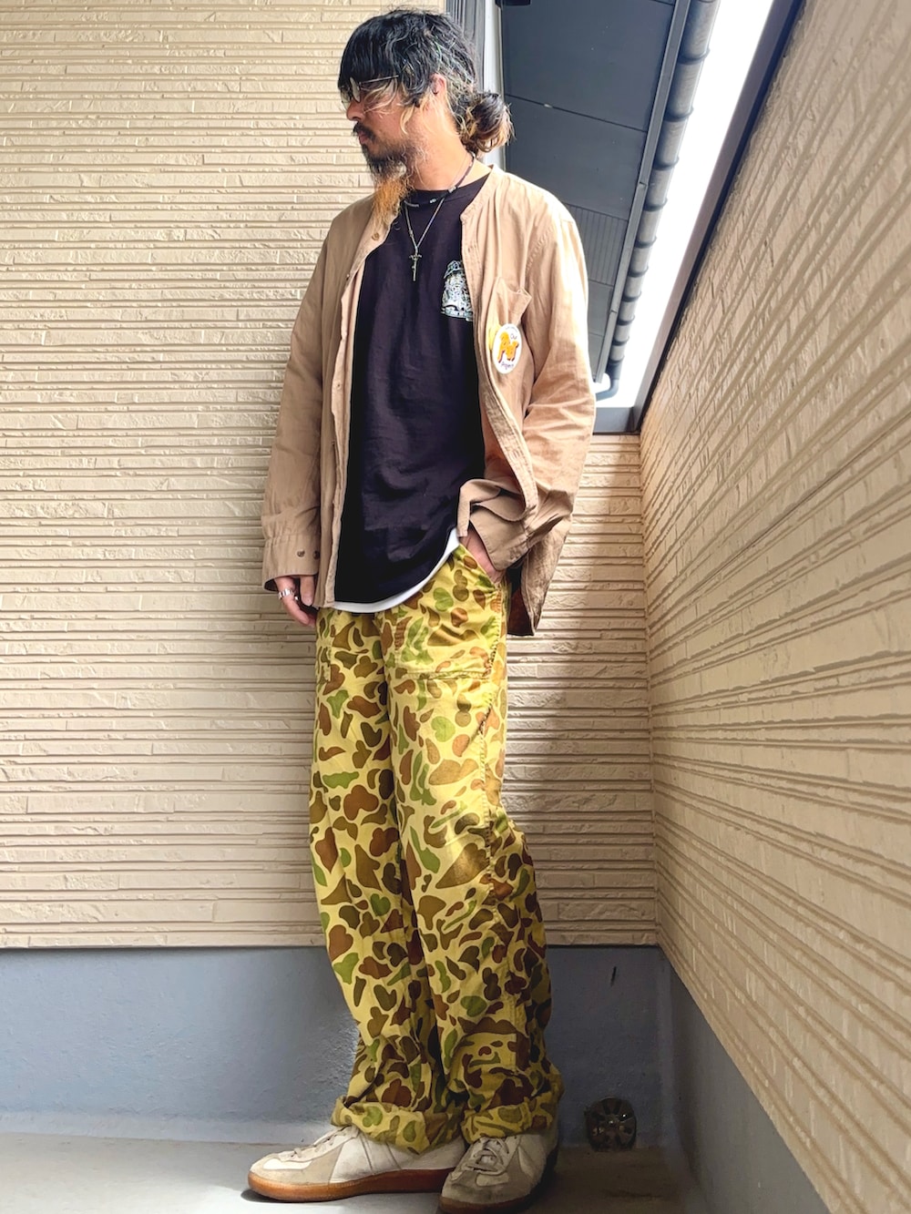 ブラック系のTシャツ/カットソー、その他のその他パンツ、ホワイト系のスニーカーを着用したメンズの春コーディネートの2枚目の写真