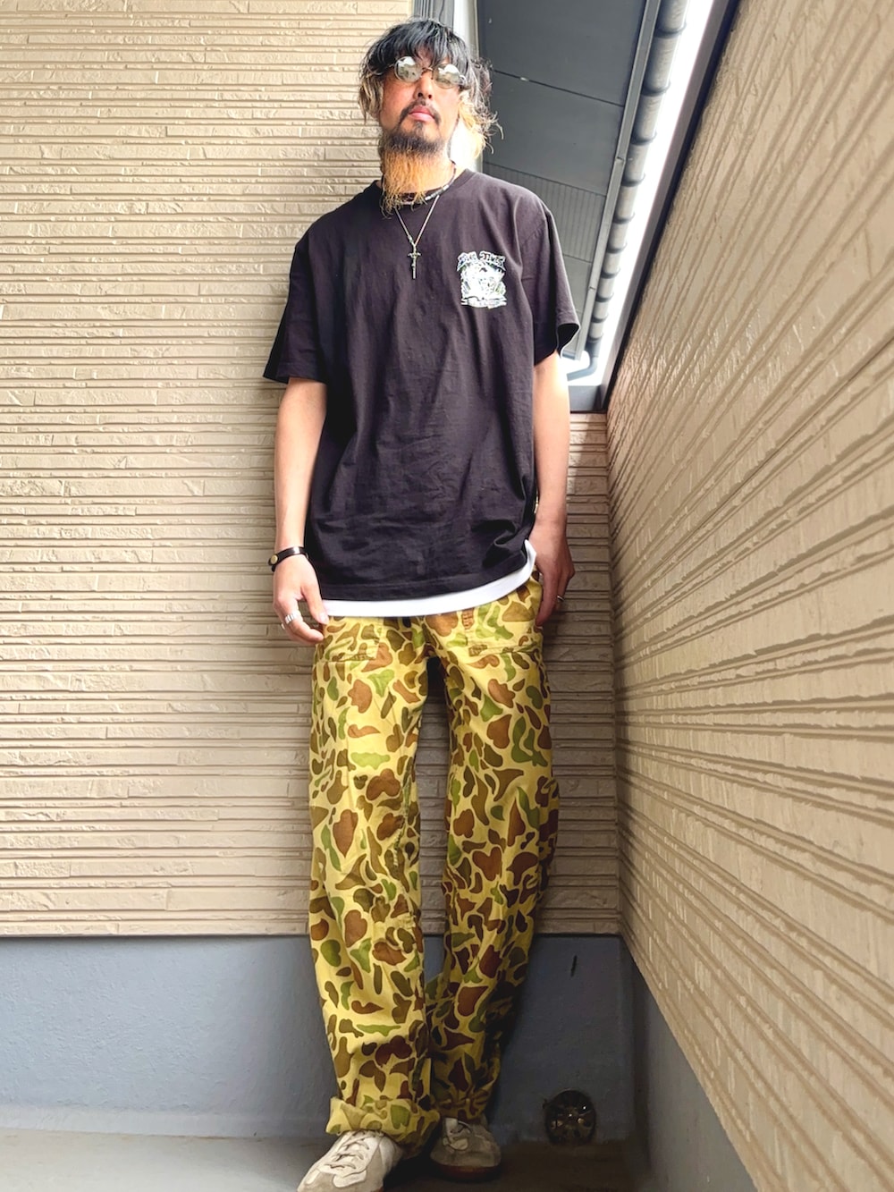ブラック系のTシャツ/カットソー、その他のその他パンツ、ホワイト系のスニーカーを着用したメンズの春コーディネートの4枚目の写真