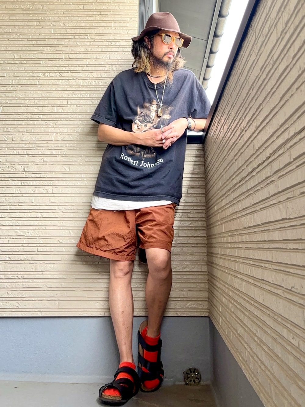 ブラック系のTシャツ/カットソー、ブラウン系のその他パンツ、ブラック系のシューズを着用したメンズの夏コーディネートの3枚目の写真