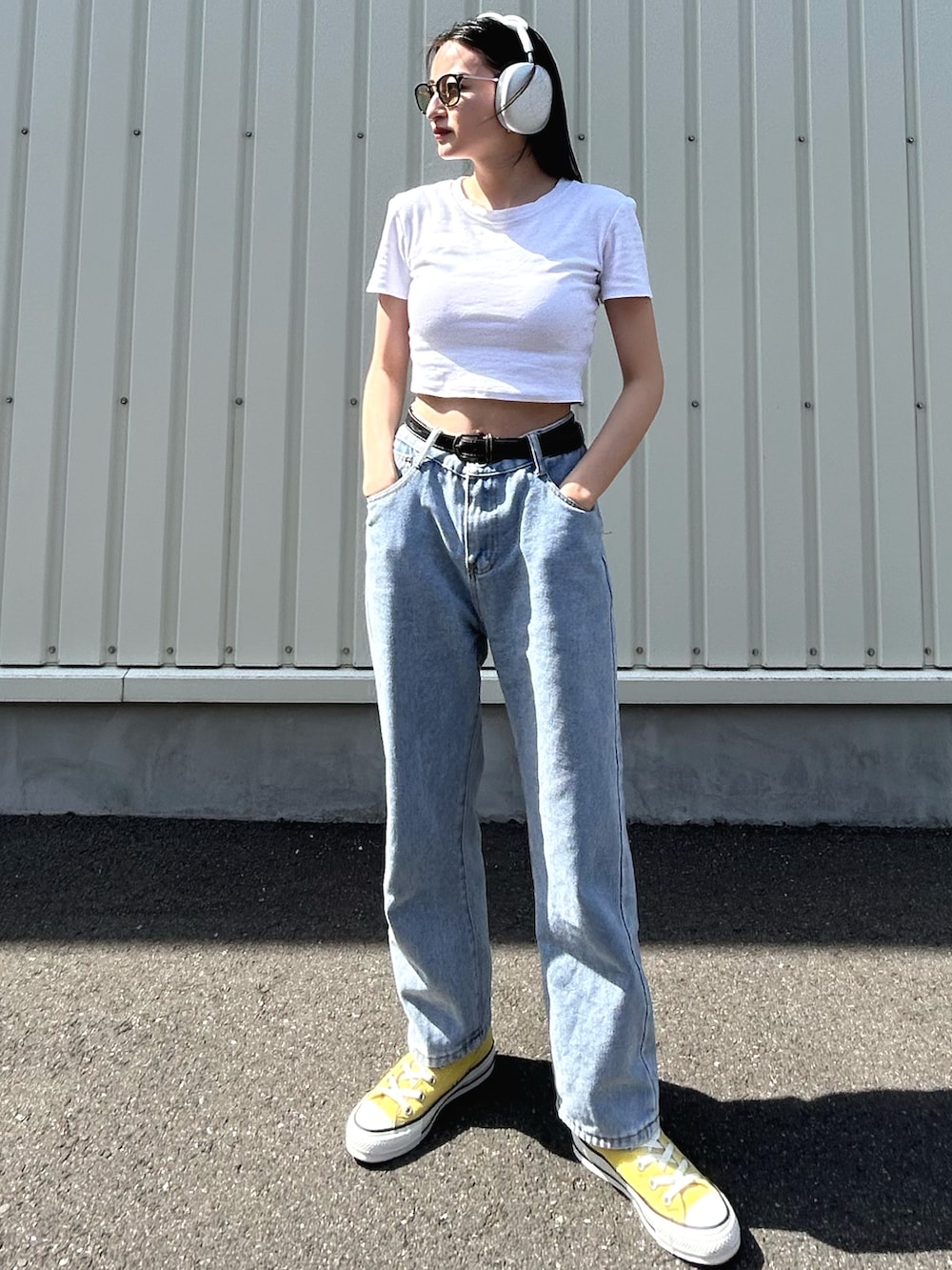 ホワイト系のTシャツ/カットソー、ブルー系のデニムパンツ、イエロー系のスニーカーを着用したレディースの春コーディネートの3枚目の写真