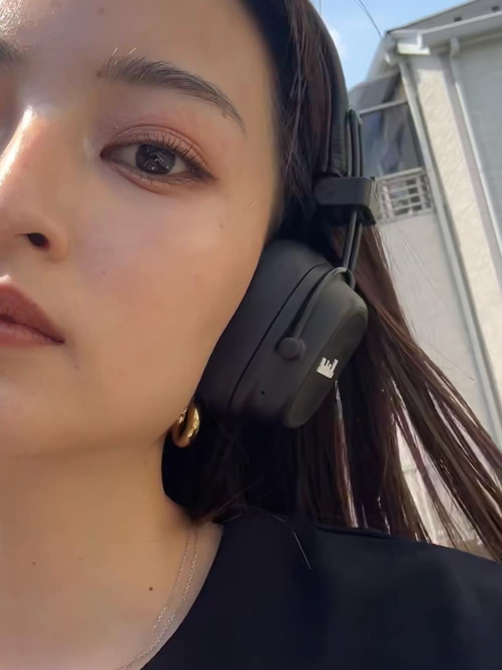 ブラック系のスニーカー、ホワイト系のバッグ、ブラック系のTシャツ/カットソーを着用したレディースの春コーディネートの2枚目の写真